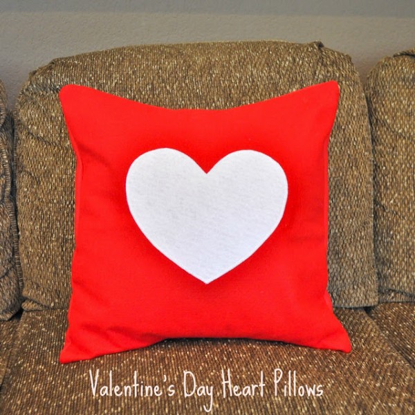 Tự làm gối handmade vải nỉ sẽ giúp bạn tiết kiệm rất nhiều so với đi mua quà valentine đấy!