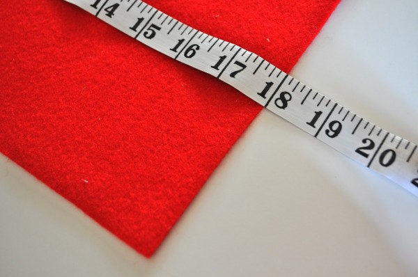 Đo kích thước vải nỉ Hàn Quốc màu đỏ làm mặt trước gối handmade