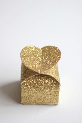 Hộp quà valentine hoàn chỉnh từ bìa mô hình, chiếc hộp màu vàng đẹp không kém màu đỏ,