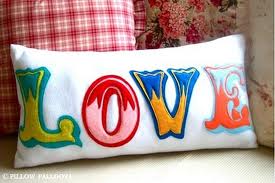 Chữ Love đa màu sắc nổi bật trên nền vải nỉ Hàn Quốc trắng