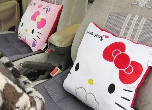 Gối vải nỉ Hello Kitty có thể dùng làm gối tựa trên ô tô