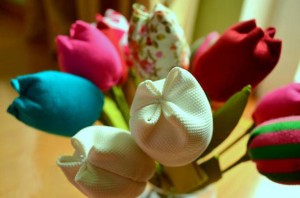 Với cách làm hoa vải này, và nhiều màu vải khác nhau,bạn sẽ nhanh chóng tự tay làm được 1 bó hoa handmade đẹp