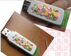 Chiếc USB đơn điệu trở nên nổi bật và đáng yêu hơn rất nhiều nhờ những thanh đất sét hoa quả đa sắc màu.
