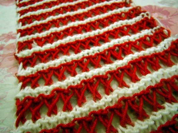 Khăn trái tim hai màu xinh xắn – Nếu bạn đã thành thạo cách đan khăn len trái tim1 màu có thể tử kết hợp 2 màu nhé