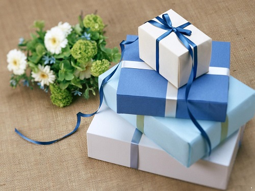 Giấy gói quà đẹp là một phần quan trọng trong cách làm hộp quà đẹp!
