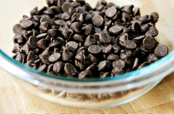 Đựng chocochip hoặc socola băm nhỏ trong bát chịu nhiệt để dễ làm chảy