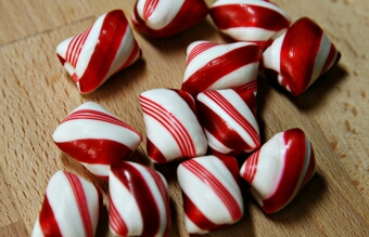 Nghiền nhỏ những viên kẹo cứng để trang trí cho viên socola thêm bắt mắt