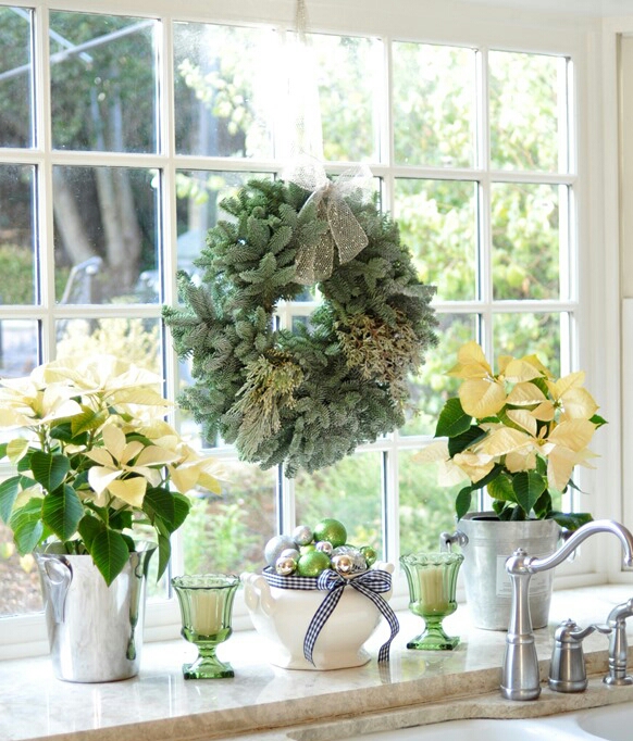 Trang trí cửa sổ với vòng hoa giáng sinh cùng nến thơm