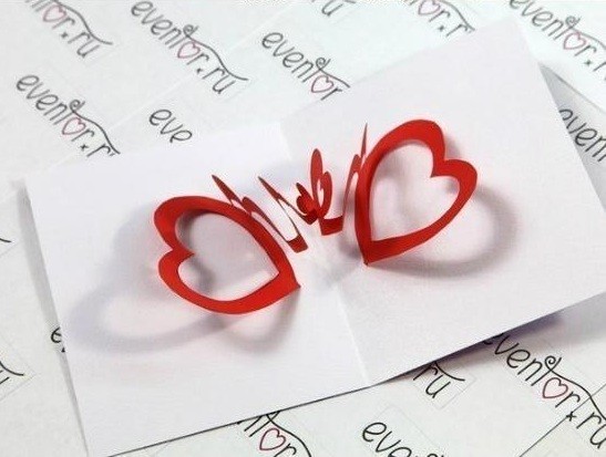 Dán hình cắt vào một tấm bìa trắng, vậy là thiệp valentine handmade đẹp đã xong rồi!