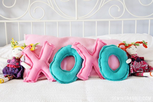 Gối vải nỉ XOXO handmade – quà valentine độc đáo tự làm