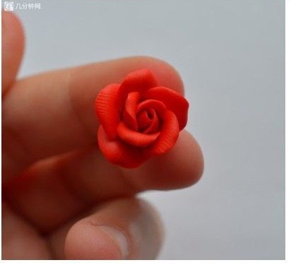 Nặn những bông hồng đỏ nhỏ xinh